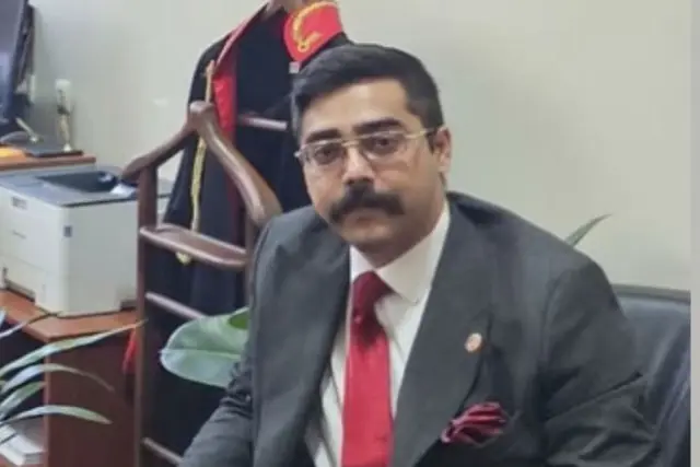 المدعي العام أوتشوك يسلم نفسه للقضاء، وصدور قرار بمنعه من السفر إلى الخارج