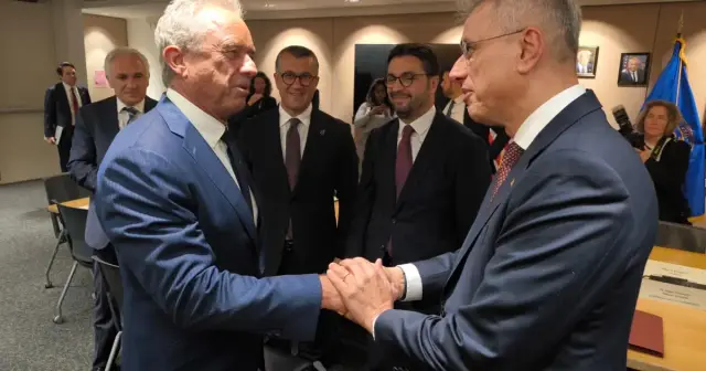 وزير الصحة ميميش أوغلو يلتقي نظيره الأمريكي كينيدي