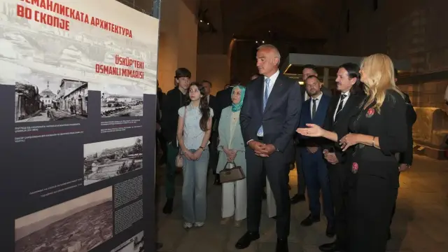Culture ministers meet in Ankara, tour exhibition together