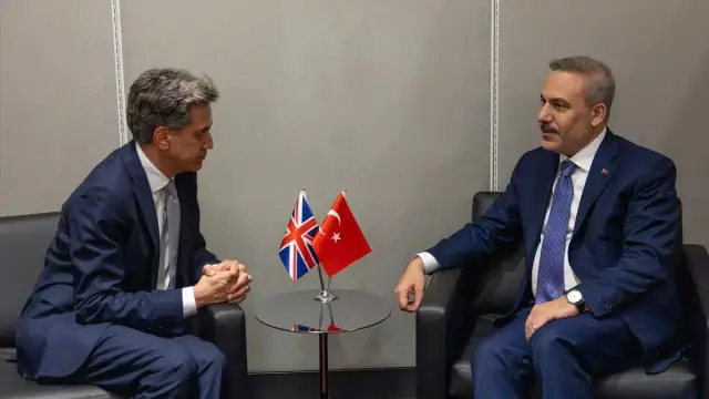 وزير الخارجية فيدان يلتقي نظيره البريطاني ميليباند