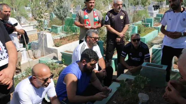 Amedspor and Beşiktaş supporters visit graves of Narin Güran and Rojin Kabaiş