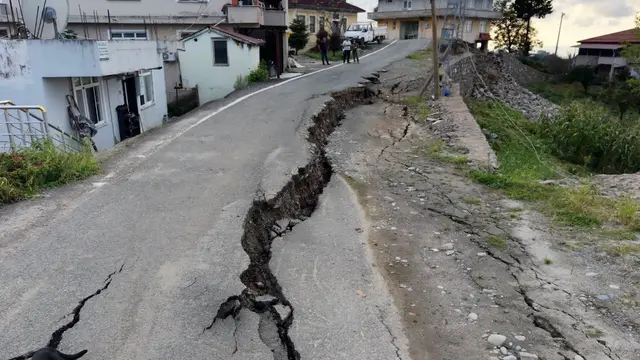 Yol ikiye ayrılarak çöktü! Felaketin ortasında saatler süren nöbet, heyelan mahalleyi harabeye çevirdi