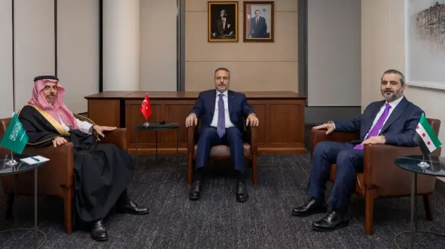 الوزير فيدان يستضيف اجتماعاً ثلاثياً في نيويورك