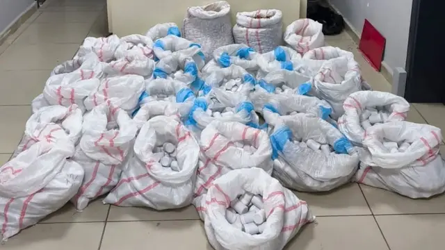 ضبط 256 ألفاً و900 قرص مهلوس داخل موقف مستشفى في مرسين