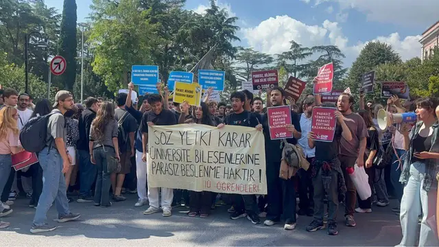 Студенты Стамбульского университета провели акцию протеста против подорожания обедов
