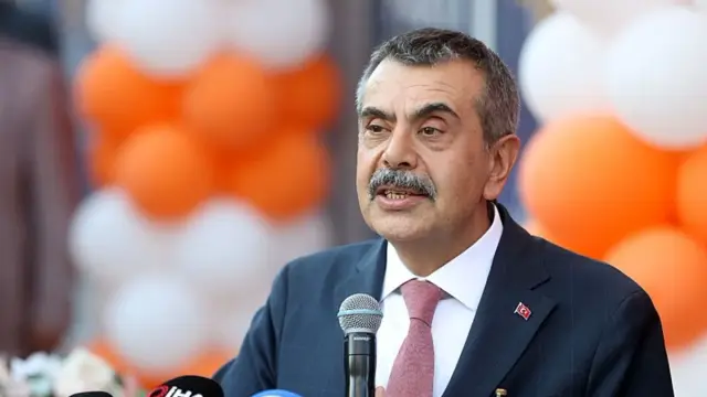 الوزير تكين: قد تلغى العطلات الفصلية في السنوات التي لا يتناسب فيها التقويم