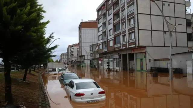 Rize ve Trabzon'u sel ve heyelan vurdu